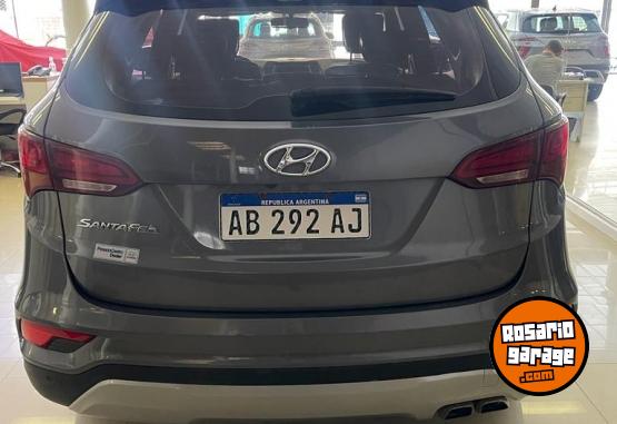 Camionetas - Hyundai SANTA FE 2.4 4X2 7 PASAJ 2017 Nafta 120000Km - En Venta