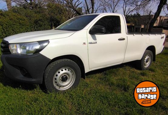 Camionetas - Toyota Hilux 4x4 cabina simple 2017 Diesel 180000Km - En Venta