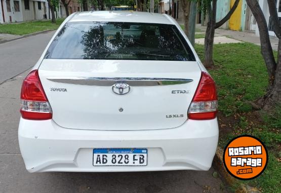 Autos - Toyota ETIOS SEDAN 2017 Nafta 110000Km - En Venta