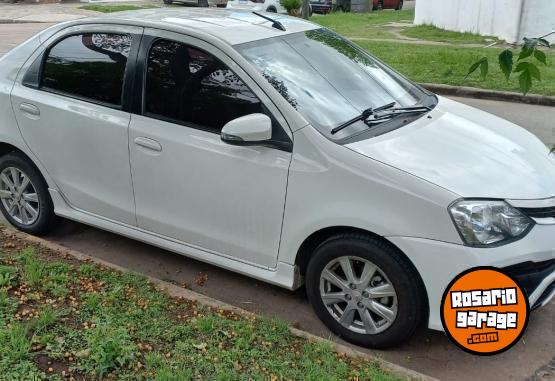 Autos - Toyota ETIOS SEDAN 2017 Nafta 110000Km - En Venta