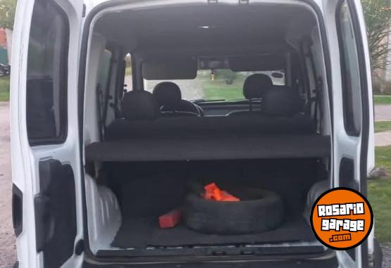 Utilitarios - Renault KANGOO CONFORT 1.6 2015 Nafta 140000Km - En Venta