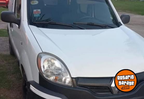 Utilitarios - Renault KANGOO CONFORT 1.6 2015 Nafta 140000Km - En Venta