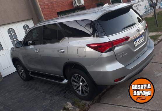 Camionetas - Toyota Hilux sw4 srx 2.8 7 asien 2019 Diesel 17800Km - En Venta