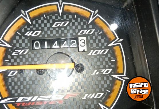 Motos - Honda Twister 125cc poco uso 2023 Nafta 1400Km - En Venta