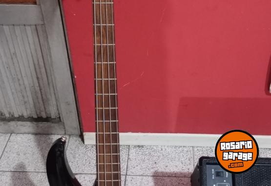 Instrumentos Musicales - Vendo bajo cort curbow B42 y ampli Ampeg BA-108 - En Venta