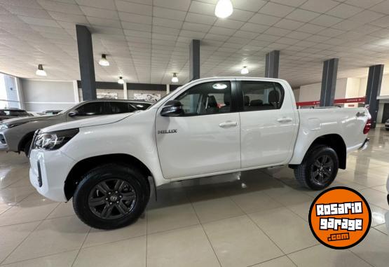 Camionetas - Toyota Hilux 4X4 SR 2024 Diesel  - En Venta