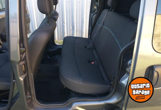 Utilitarios - Renault Kangoo 5 asientos 2016 GNC 117000Km - En Venta