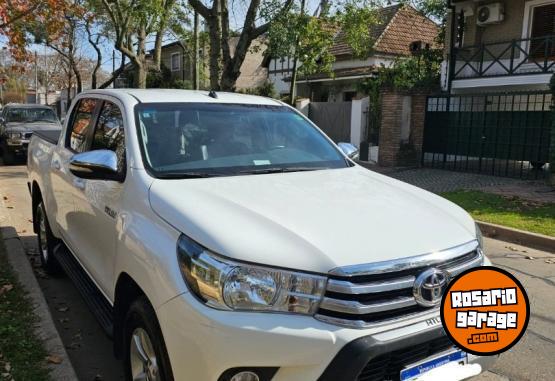 Camionetas - Toyota Hilux srv 2017 Diesel 94000Km - En Venta