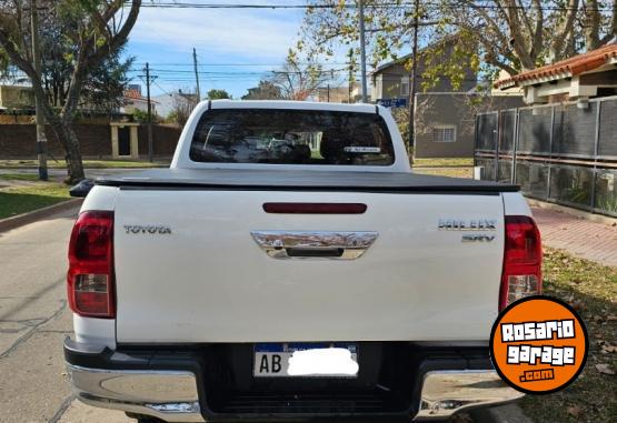 Camionetas - Toyota Hilux srv 2017 Diesel 94000Km - En Venta