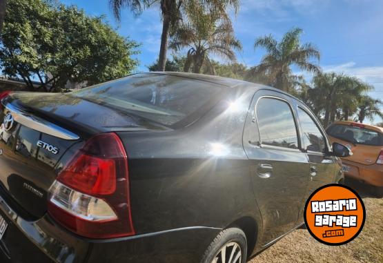 Autos - Toyota Etios Platinium 2016 Nafta 160000Km - En Venta