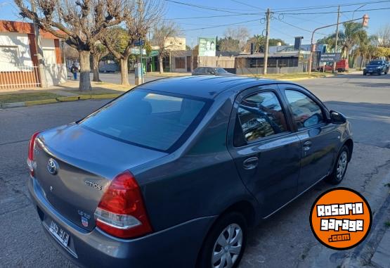 Autos - Toyota Etios xs 4 puertas 2014 GNC 180000Km - En Venta