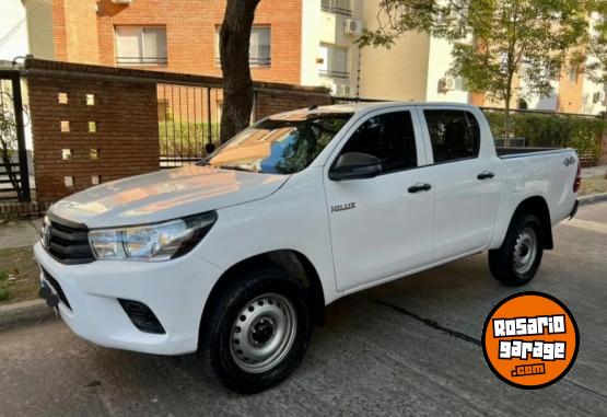 Camionetas - Toyota Toyota hilux permuto 2017 Diesel 200000Km - En Venta