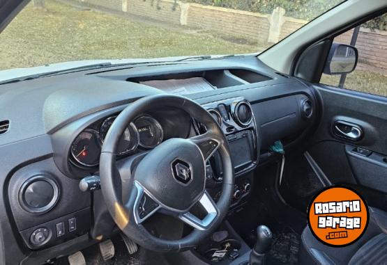 Utilitarios - Renault Kangoo emotion 5 asientos 2020 GNC 98000Km - En Venta