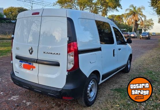 Utilitarios - Renault Kangoo emotion 5 asientos 2020 GNC 98000Km - En Venta