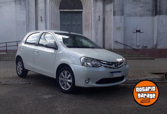 Autos - Toyota Etios 5 puertas 2017 Nafta 110000Km - En Venta