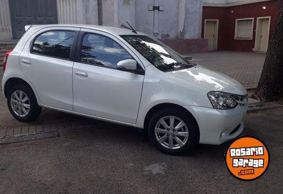 Autos - Toyota Etios 5 puertas 2017 Nafta 110000Km - En Venta