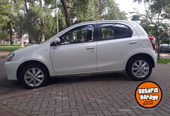 Autos - Toyota Etios 5 puertas 2017 Nafta 110000Km - En Venta