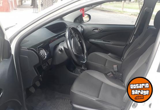 Autos - Toyota Etios 5 puertas 2017 Nafta 110000Km - En Venta