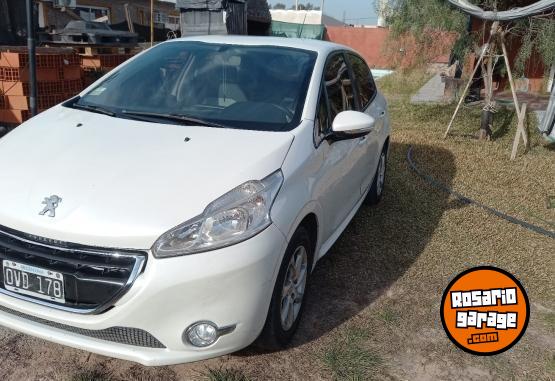 Autos - Peugeot 208 2015 Nafta 144000Km - En Venta