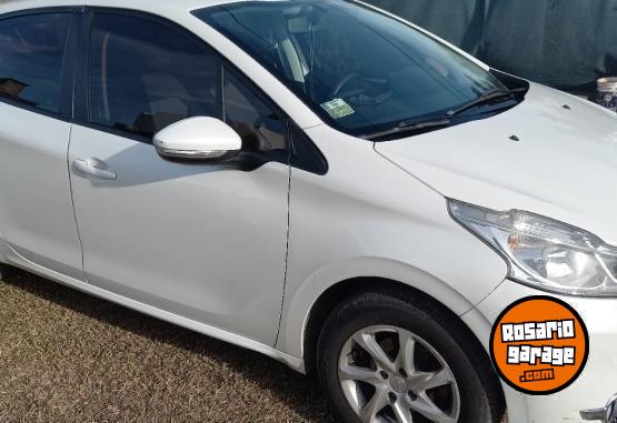 Autos - Peugeot 208 2015 Nafta 144000Km - En Venta