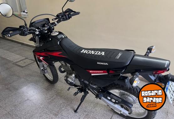 Motos - Honda Tornado 250 2023 Nafta 1400Km - En Venta