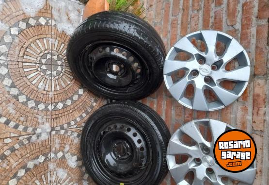 Accesorios para Autos - Llantas 15" con cubiertas,tazas plasticas y los 16 bulones. - En Venta