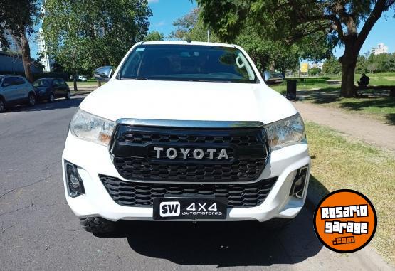 Camionetas - Toyota HILUX SR 4X4 2016 Diesel 180000Km - En Venta