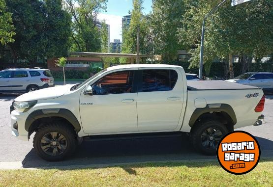 Camionetas - Toyota HILUX SR 4X4 2016 Diesel 180000Km - En Venta