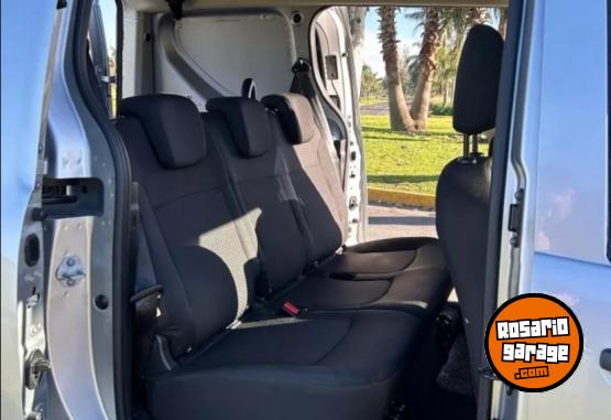 Utilitarios - Renault Kangoo 5 Asientos 2024 Nafta 5400Km - En Venta