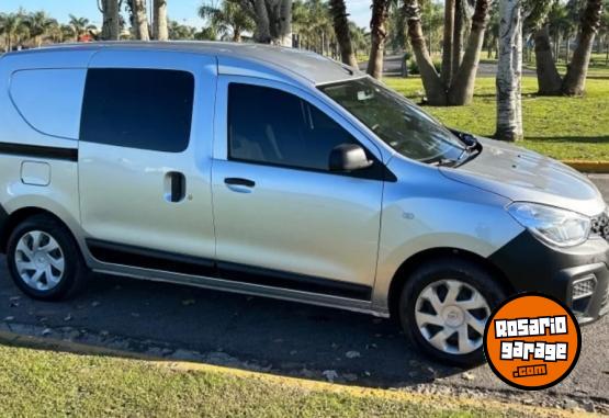 Utilitarios - Renault Kangoo 5 Asientos 2024 Nafta 5400Km - En Venta