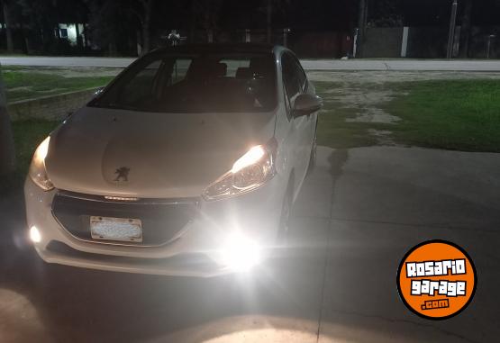 Autos - Peugeot 208 ALLURE TOUCHSCREEN 2015 Nafta 150000Km - En Venta