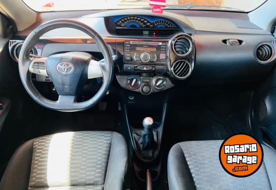 Autos - Toyota Etios XLS 2014 Nafta 127000Km - En Venta