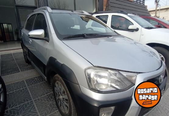 Autos - Toyota Ethios cross 2014 Nafta 170000Km - En Venta