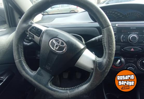 Autos - Toyota Ethios cross 2014 Nafta 170000Km - En Venta