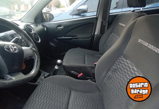 Autos - Toyota Ethios cross 2014 Nafta 170000Km - En Venta