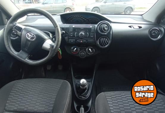 Autos - Toyota Ethios cross 2014 Nafta 170000Km - En Venta