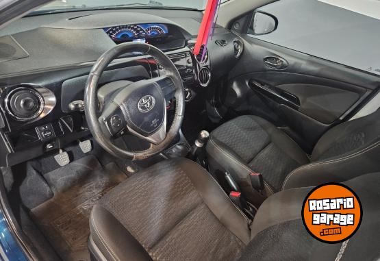 Autos - Toyota Etios cross 2015 Nafta 120000Km - En Venta