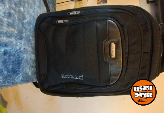 Indumentaria - Mochila porta netbook puerto USB y entrada para auriculares - En Venta