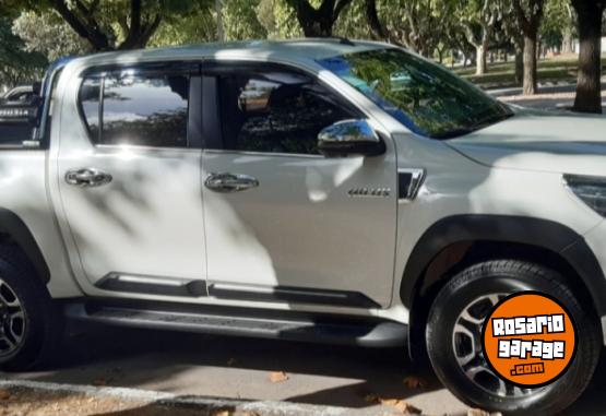 Utilitarios - Toyota Hilux 4x4 SRX 2023 Diesel 300Km - En Venta