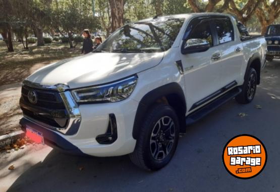 Utilitarios - Toyota Hilux 4x4 SRX 2023 Diesel 300Km - En Venta