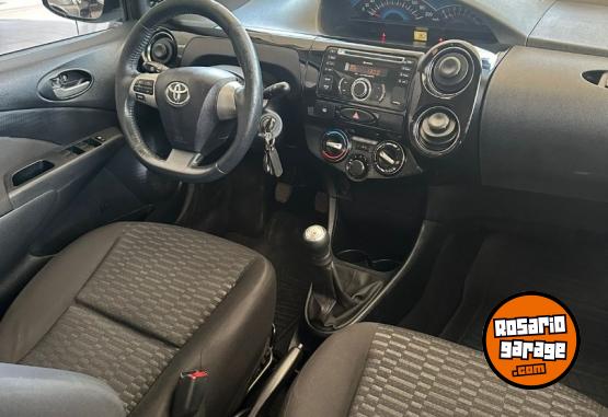 Autos - Toyota Etios X 2014 Nafta 100000Km - En Venta