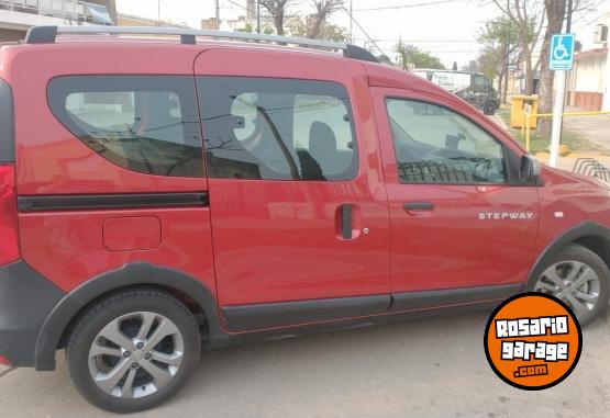 Utilitarios - Renault Kangoo Stepway 2023 Nafta 25000Km - En Venta