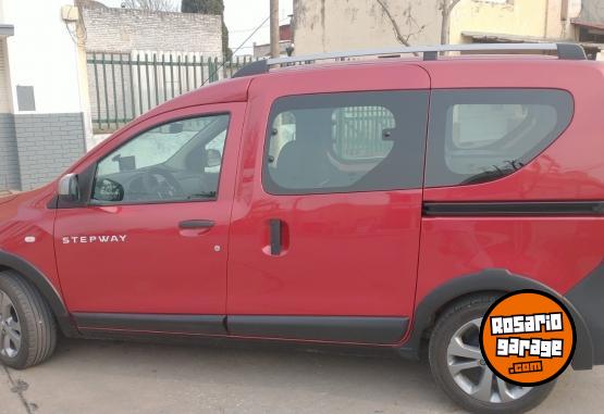 Utilitarios - Renault Kangoo Stepway 2023 Nafta 25000Km - En Venta