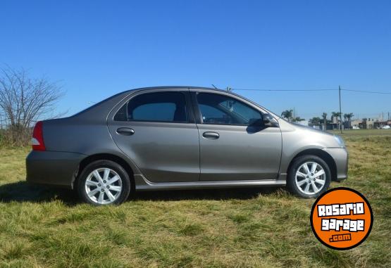 Autos - Toyota Etios 2017 Nafta 110000Km - En Venta