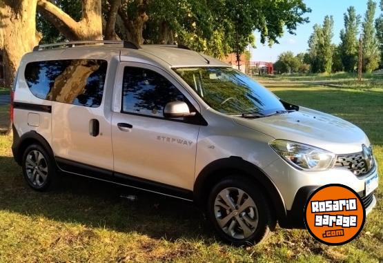 Utilitarios - Renault Kangoo Stepway 2023 Nafta 39500Km - En Venta