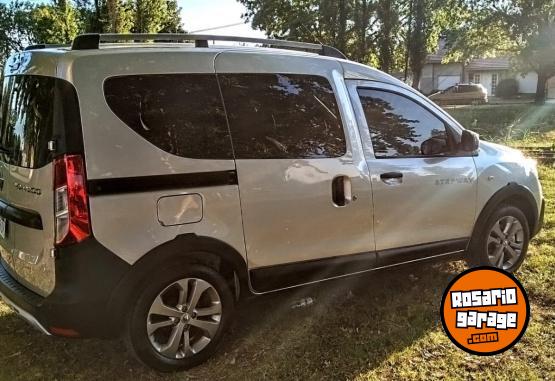 Utilitarios - Renault Kangoo Stepway 2023 Nafta 39500Km - En Venta