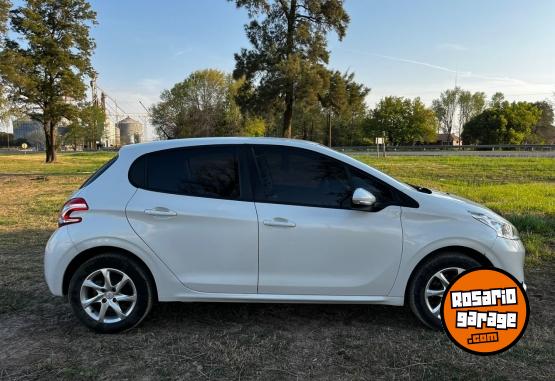 Autos - Peugeot 208 allure touchscreen 2015 Nafta 88700Km - En Venta