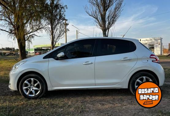 Autos - Peugeot 208 allure touchscreen 2015 Nafta 88700Km - En Venta