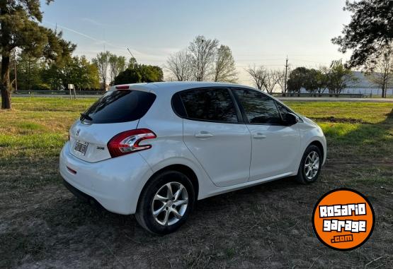 Autos - Peugeot 208 allure touchscreen 2015 Nafta 88700Km - En Venta