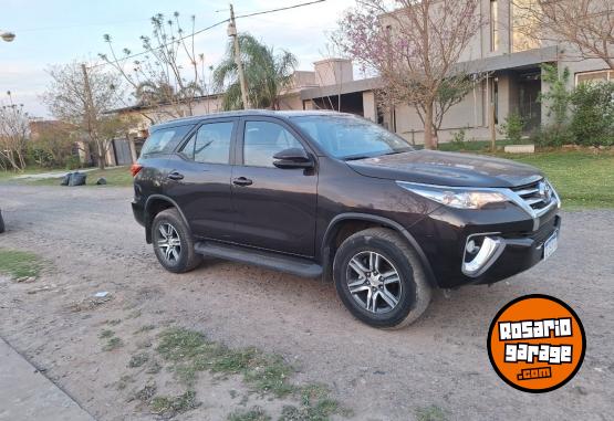 Camionetas - Toyota Hilux SW4 SR 2.8 2018 Diesel 60000Km - En Venta